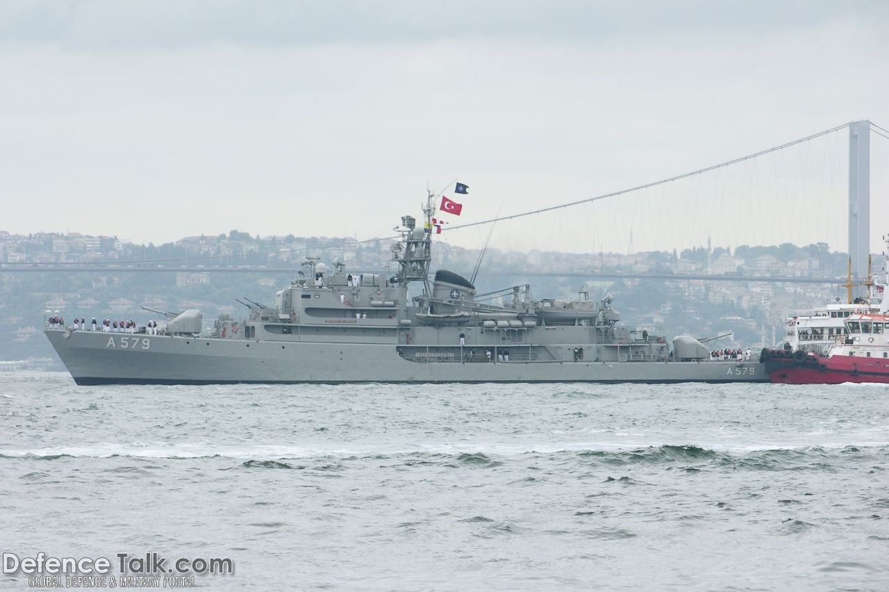 Neue Flagge – türkische Marine