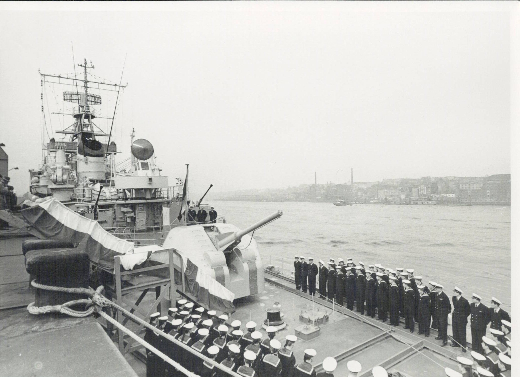 Tender Elbe – Blick von der Schanz bis zu den Aufbauten mittschiffs. Die Besatzung ist angetreten.